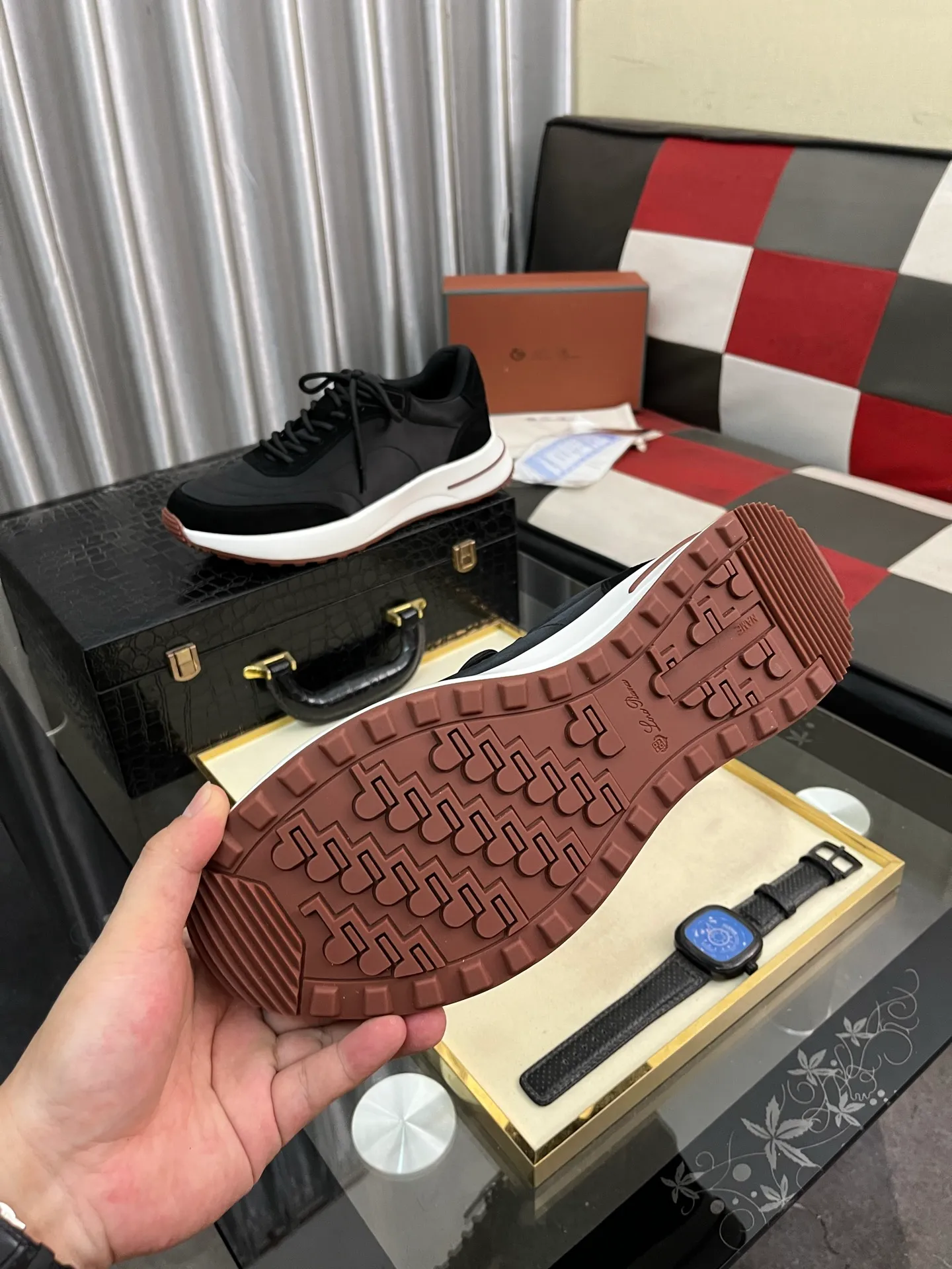 Men's shoes 💰458⌚️⌚️ Loro Pian* Loro Pian* casual shoes are made of cowhide frosted cowhide. Unique texture, simple and elegant, in line with Asian shoe lasts. Almond toe bar, apron style toe, drum-stitched upper. Same color stitching details. Slip-on style for easy on and off. Original color full cowhide lining. The insole is decorated with the 🈶️ brand logo. The original open-molded TPU raw rubber outsole. The soft rubber sole has super grip performance. Comfortable and casual style. You can create 🉑casual🉑formal urban style at will!  Code number: 38-44